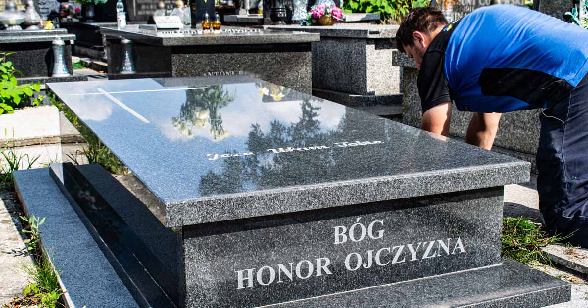 Jak i czym czyścić pomnik z granitu?