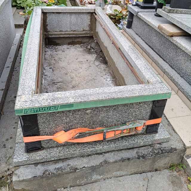 Kamieniarstwo Wiśniewski wykonuje pilny remont pomnika przed pochówkiem