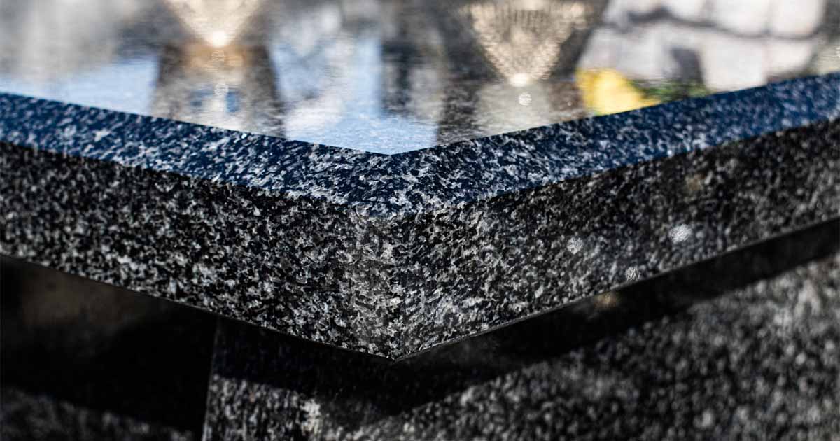 Jaki kamień na pomnik jest najlepszy? Wybierz trwały granit