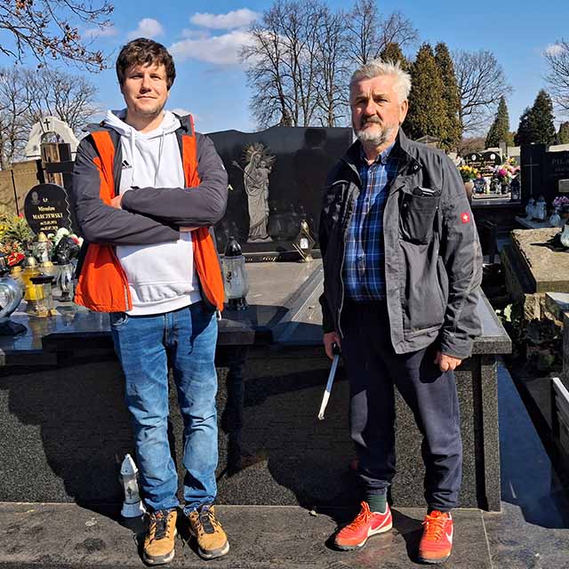 Złocony grawer artystyczny na płycie pomnika w Dąbrowie Górniczej