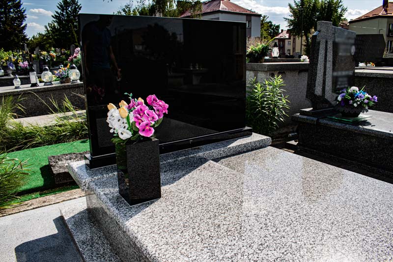 Nagrobek dwupłytowy - granit srebrzysty z napisówką z granitu Black